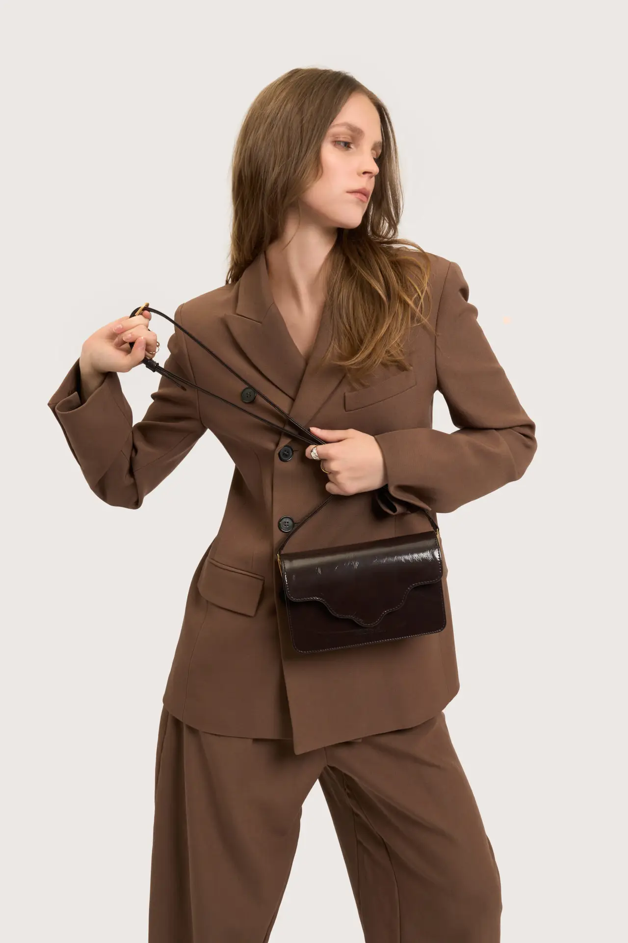 Patent shoulder bag, camel blazer